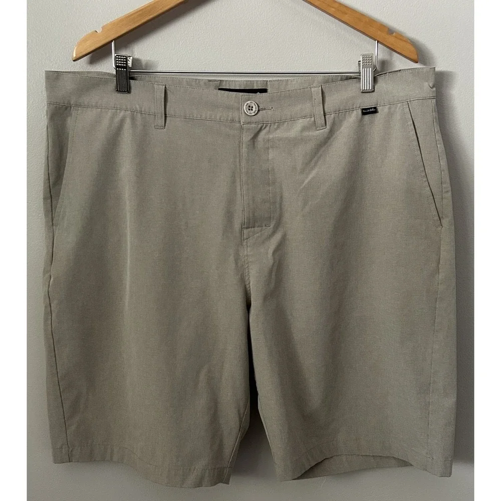 TravisMathew Shorts Mens 40 Khaki Tan Performance Golf Chino Stretch 9.5